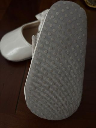 Zapatos charol bebé blancos
