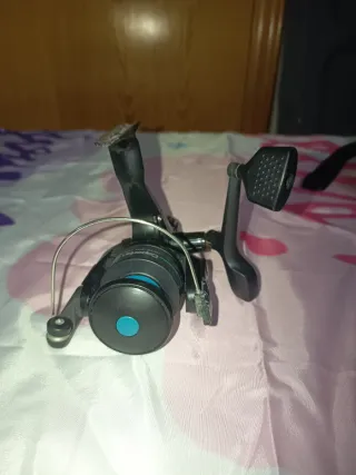 Carrete de pesca negro