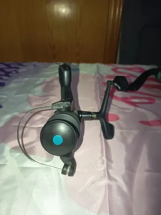 Carrete de pesca negro