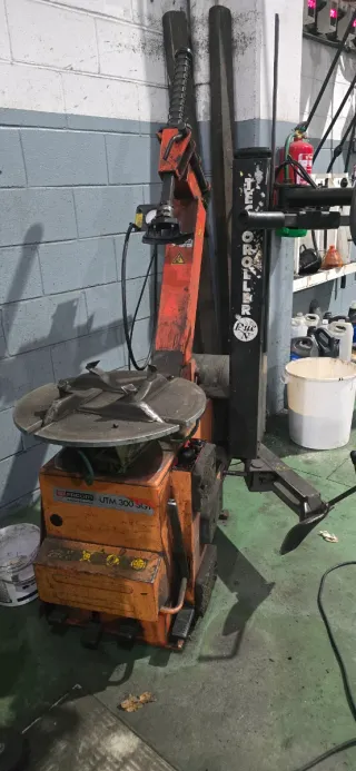 Desmontadora de neumáticos con tercer brazo