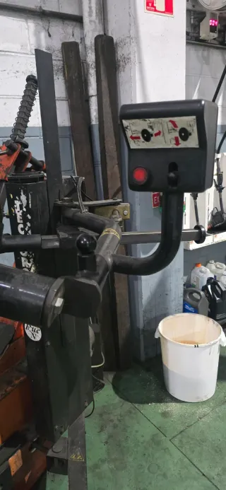 Desmontadora de neumáticos con tercer brazo