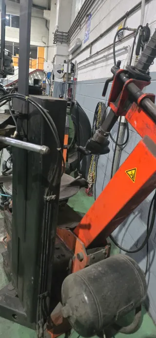 Desmontadora de neumáticos con tercer brazo