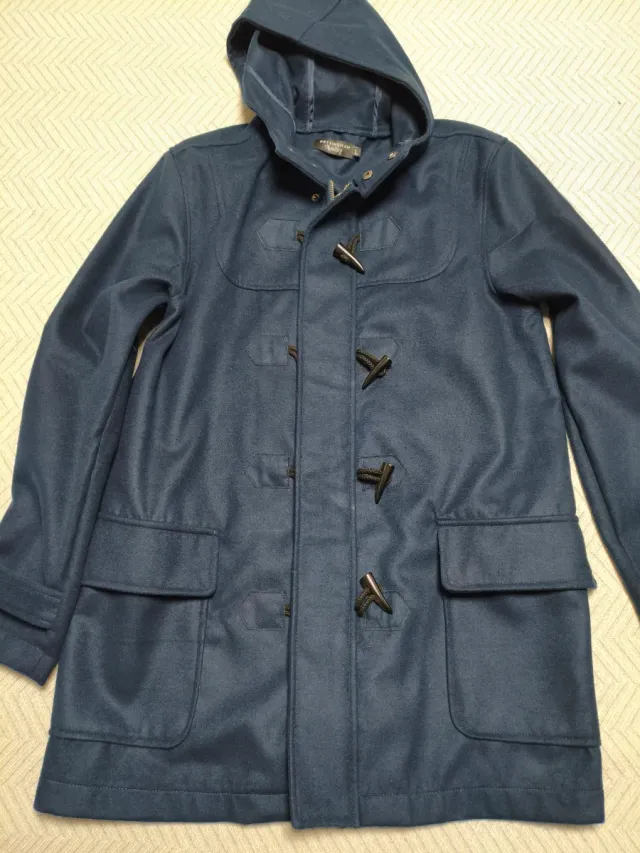 Abrigo azul con capucha y botones