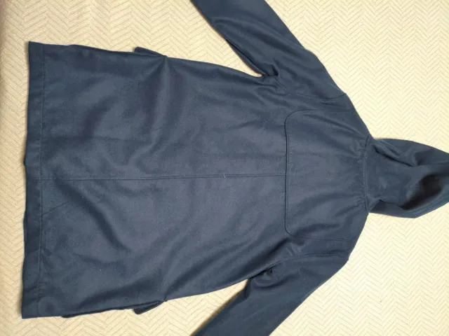 Abrigo azul con capucha y botones