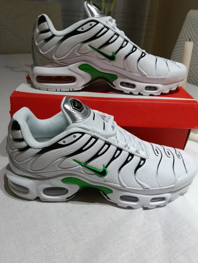 Zapatillas Blancas y Verdes