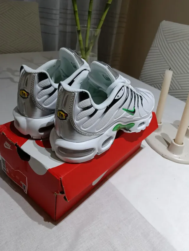 Zapatillas Blancas y Verdes