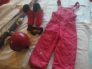 Sci, bastoncini, scarponi, parapetto, casco e occhiali da sci