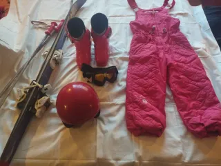 Sci, bastoncini, scarponi, parapetto, casco e occhiali da sci