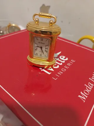 Mini reloj Le Temps dorado