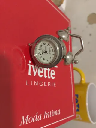 Mini reloj despertador plateado