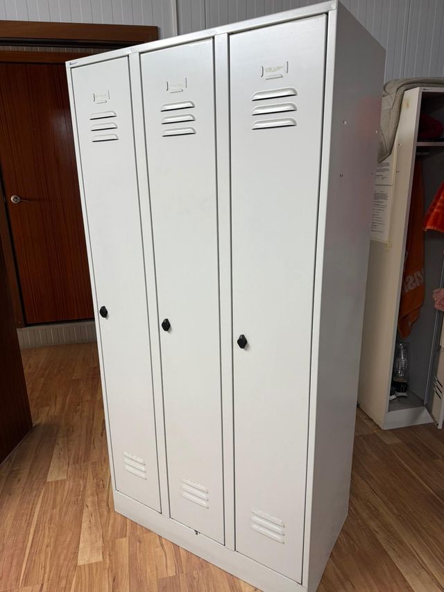 * Taquillas metálicas. * Lookers. * Casilleros.