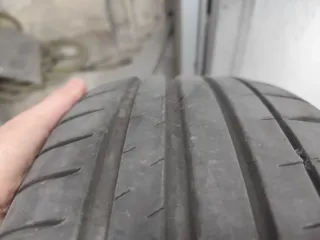 Neumático 235/45/19