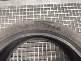 Neumático 235/45/19