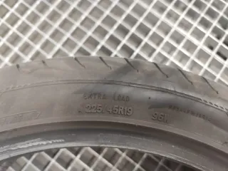 Neumático 235/45/19