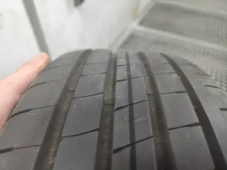 Neumático 235/45/19