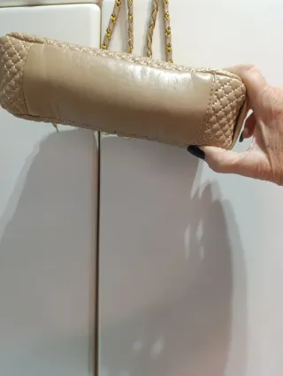 Bolso Beige Acolchado con Detalles Dorados Cuero