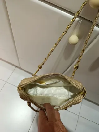 Bolso Beige Acolchado con Detalles Dorados Cuero