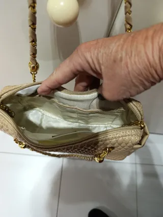 Bolso Beige Acolchado con Detalles Dorados Cuero