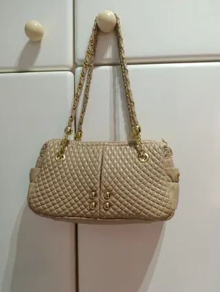 Bolso Beige Acolchado con Detalles Dorados Cuero