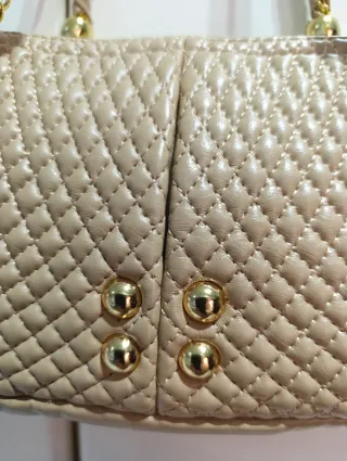 Bolso Beige Acolchado con Detalles Dorados Cuero
