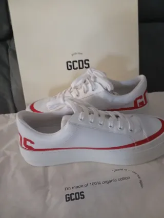 Zapatillas GCDS blancas y rojas