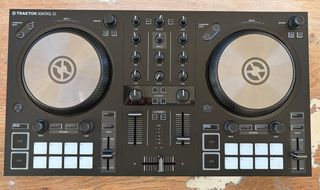 Controlador DJ Traktor Kontrol S2 MK3 con funda T