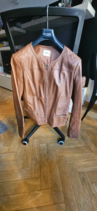 Lote abrigo plumífero blanco y cazadora marrón