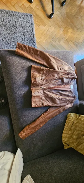 Lote abrigo plumífero blanco y cazadora marrón