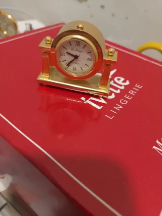 Mini reloj de mesa dorado