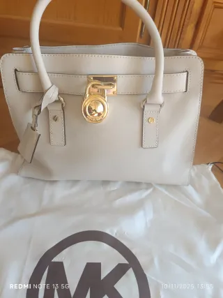 Bolso Michael Kors Beige con candado dorado