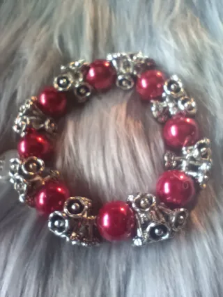 Pulsera Vintage Perlas Rojas y Dijes Plateados