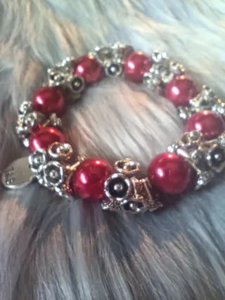 Pulsera Vintage Perlas Rojas y Dijes Plateados