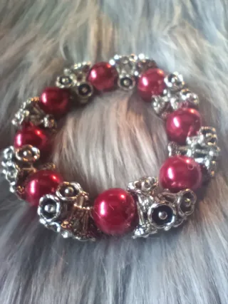 Pulsera Vintage Perlas Rojas y Dijes Plateados