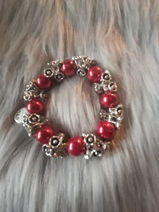 Pulsera Vintage Perlas Rojas y Dijes Plateados