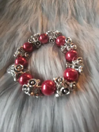 Pulsera Vintage Perlas Rojas y Dijes Plateados