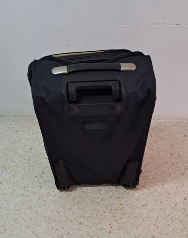 Maleta de viaje negra con ruedas