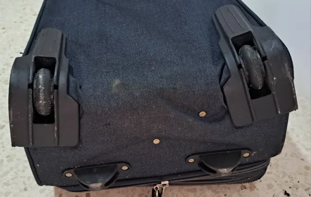 Maleta de viaje negra con ruedas