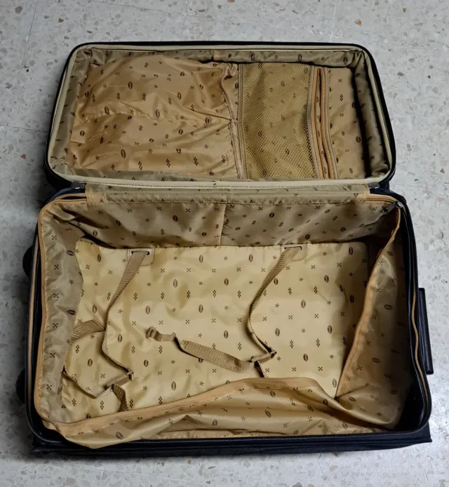 Maleta de viaje negra con ruedas