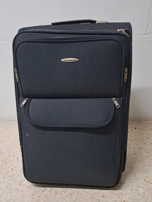 Maleta de viaje negra con ruedas