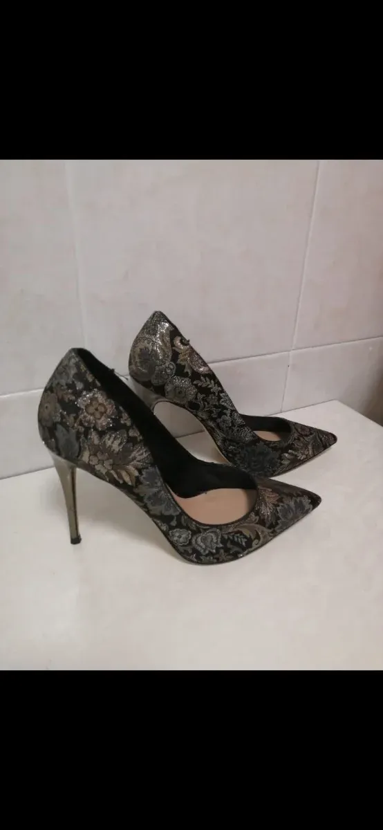 Zapatos ALDO Talla 38 Negros y Dorados