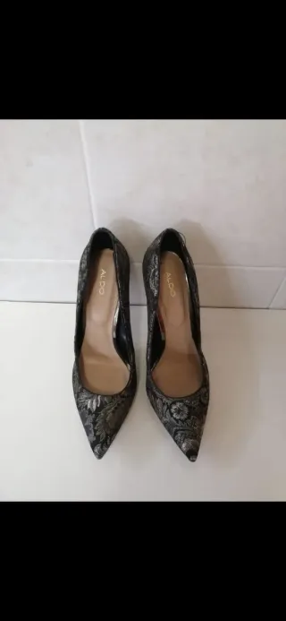 Zapatos ALDO Talla 38 Negros y Dorados