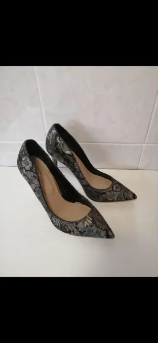 Zapatos ALDO Talla 38 Negros y Dorados