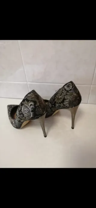 Zapatos ALDO Talla 38 Negros y Dorados