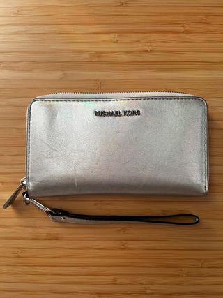 Cartera Michael Kors Plateada con Correa