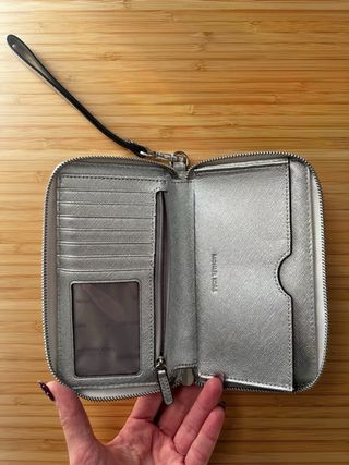 Cartera Michael Kors Plateada con Correa