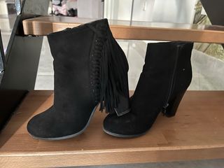 Botines negros tacón con flecos