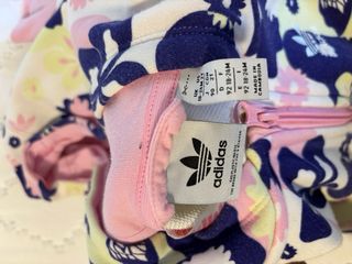 Conjunto Adidas 18/24 meses floral