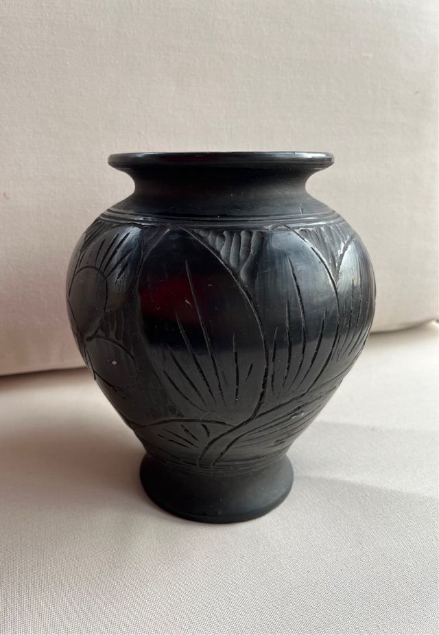 Vaso modernista in terracotta nera degli anni '70