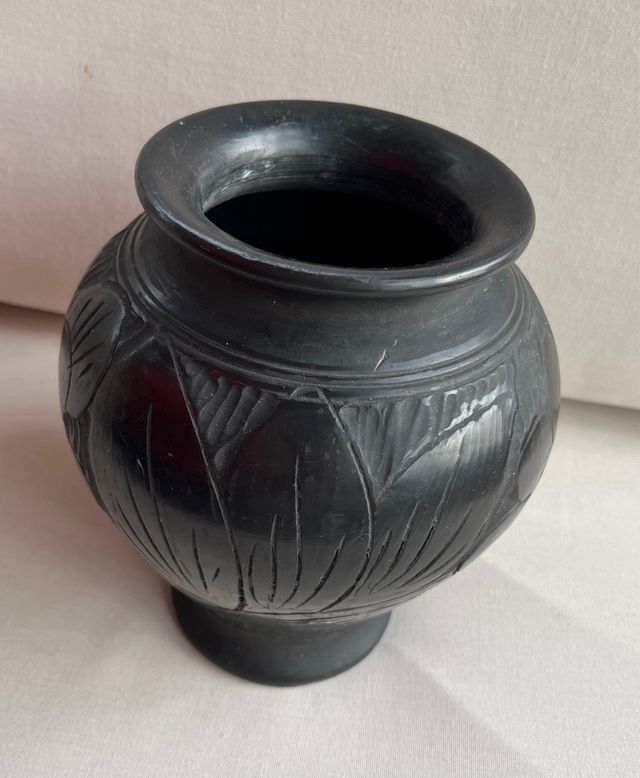 Vaso modernista in terracotta nera degli anni '70