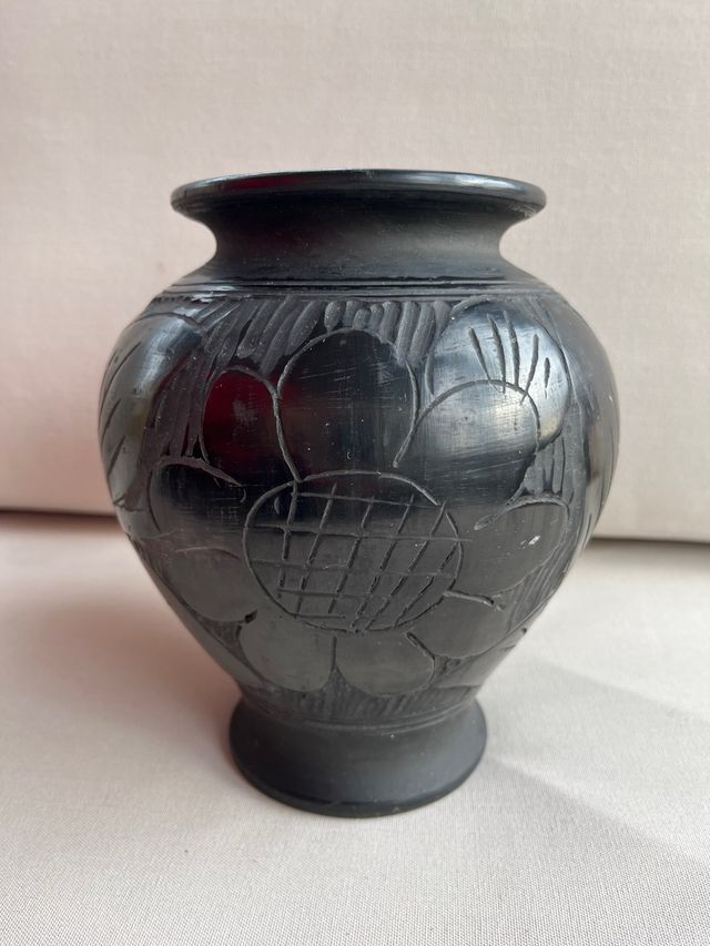 Vaso modernista in terracotta nera degli anni '70